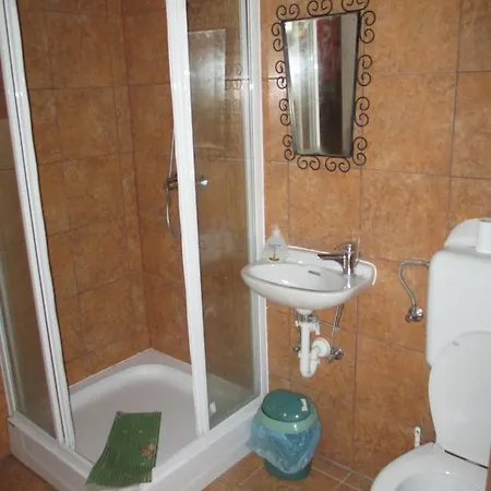 Rokavar Vendeghaz Pensiune *